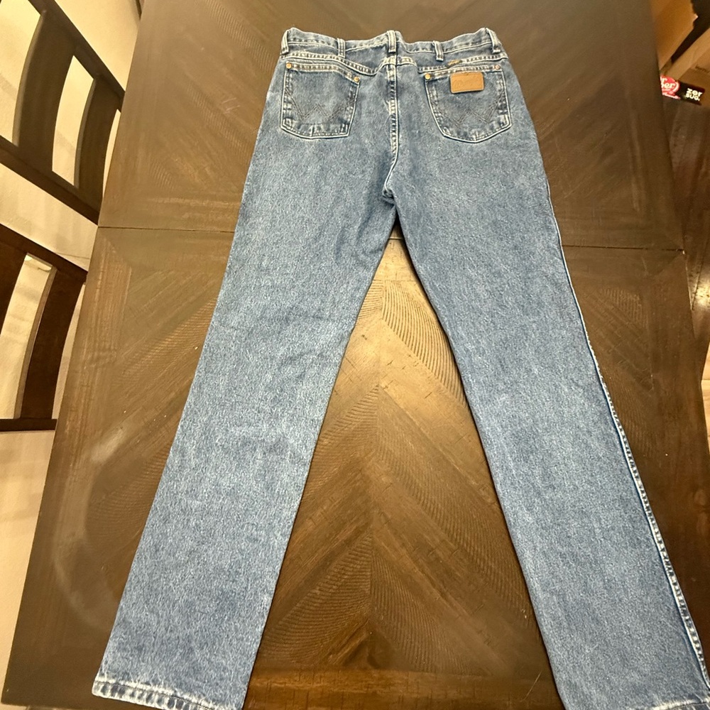 Wrangler Relaxed Fit Light Wash Blue Jeans - Picture 2 of 5